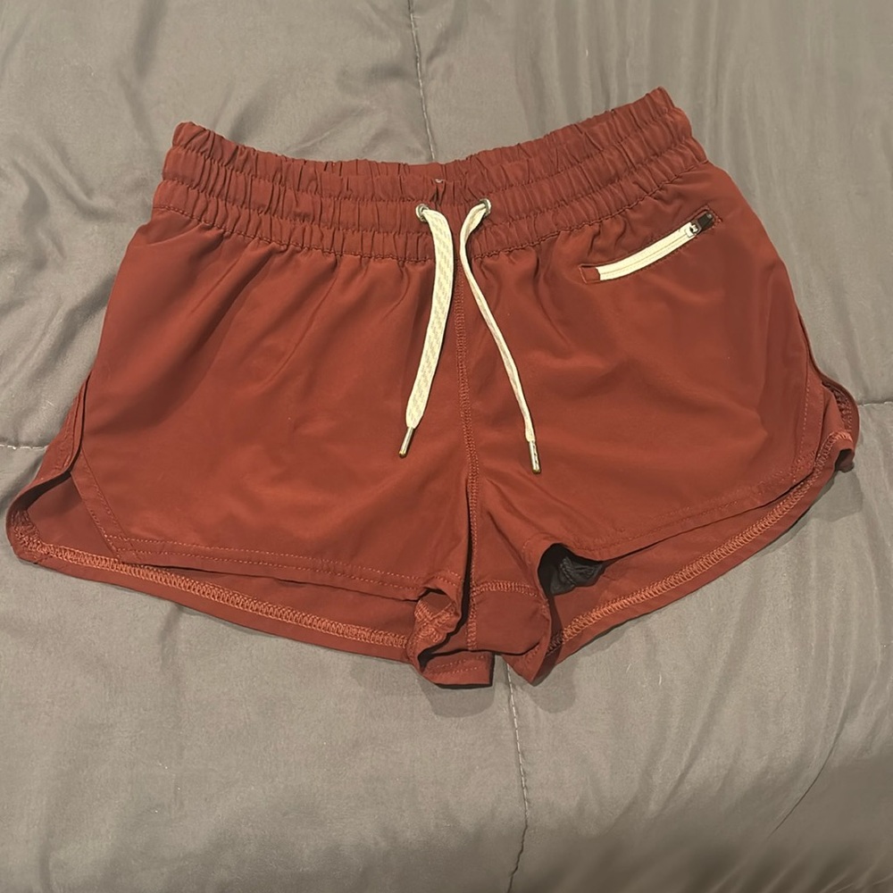 Vuori maroon x/small shorts with liner